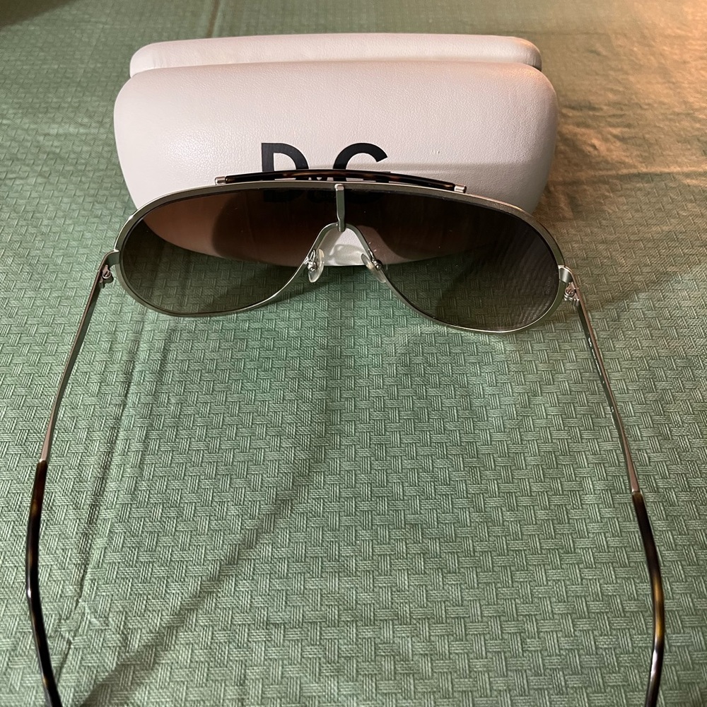 Beautiful Dolce & Gabbana Aviator Sunglasses with Case - Picture 4 of 7